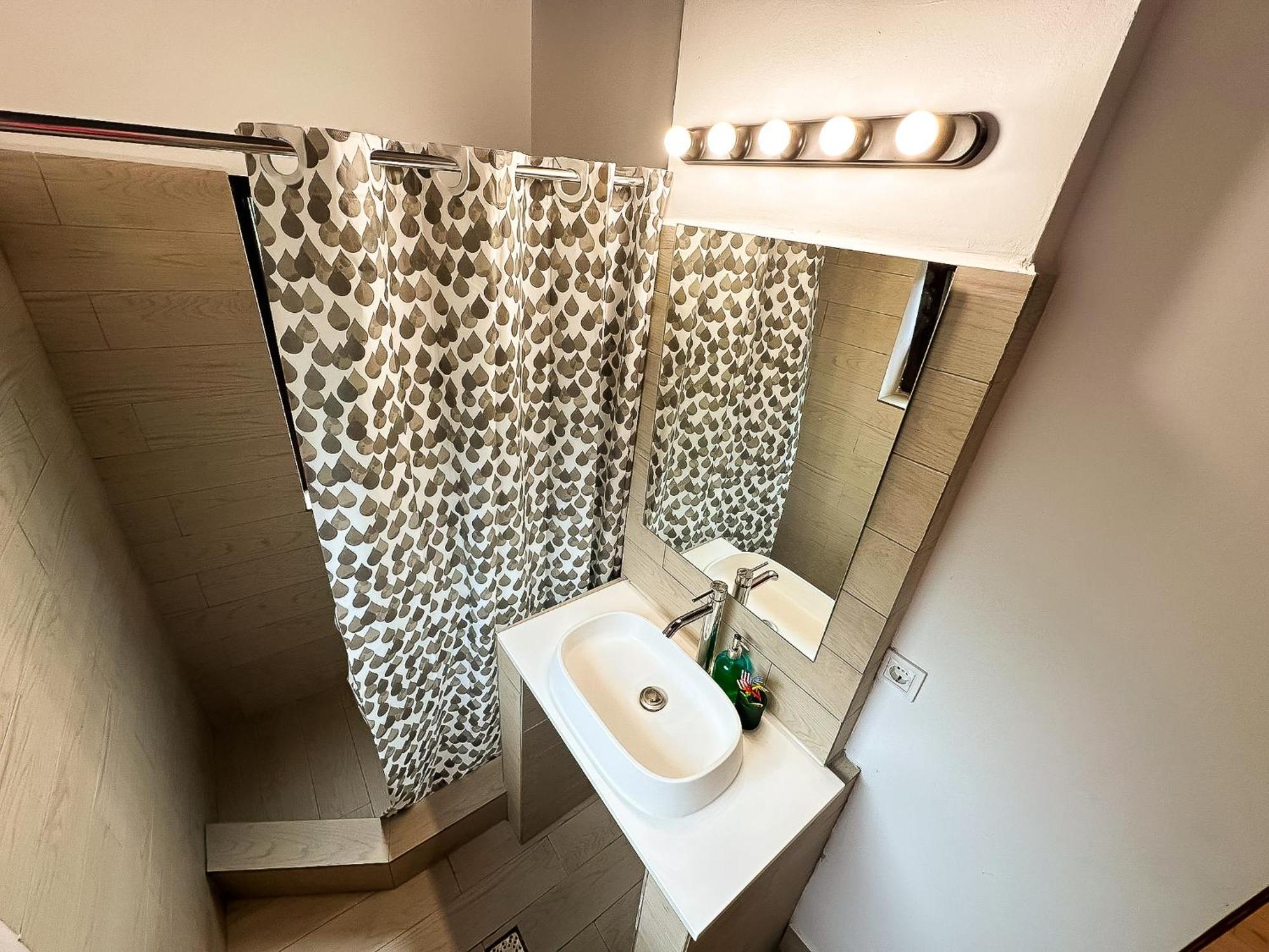 The Bridge - Central Studio With Free Parking Craiova Exteriör bild